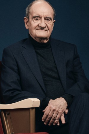 Pierre Lescure as Présentateur on Beau Geste