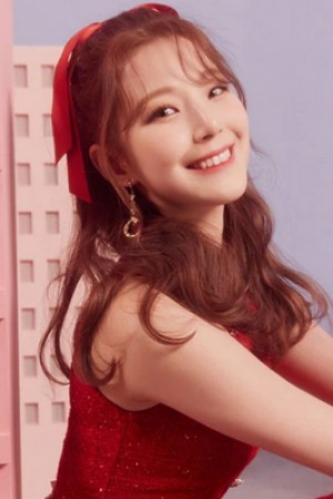 Baek Ji-heon as Jiheon on fromis_9: FM_1.24