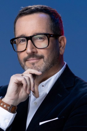 Eduardo Fuentes as Host on The Floor Chile